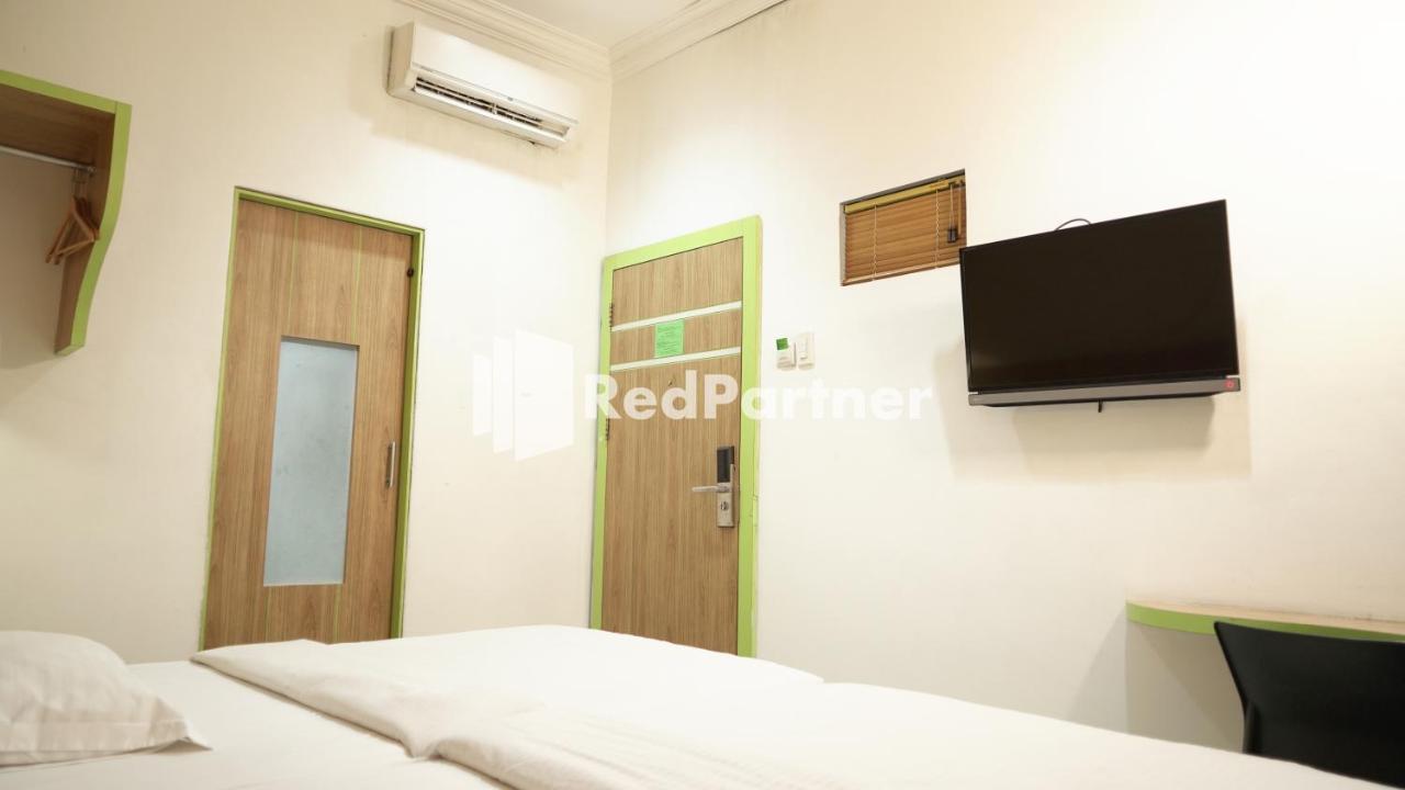 Wisma Sederhana Mitra Reddoorz Medan Exterior foto