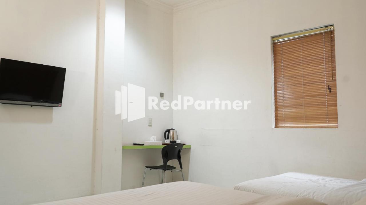 Wisma Sederhana Mitra Reddoorz Medan Exterior foto