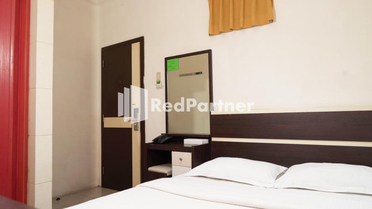 Wisma Sederhana Mitra Reddoorz Medan Exterior foto