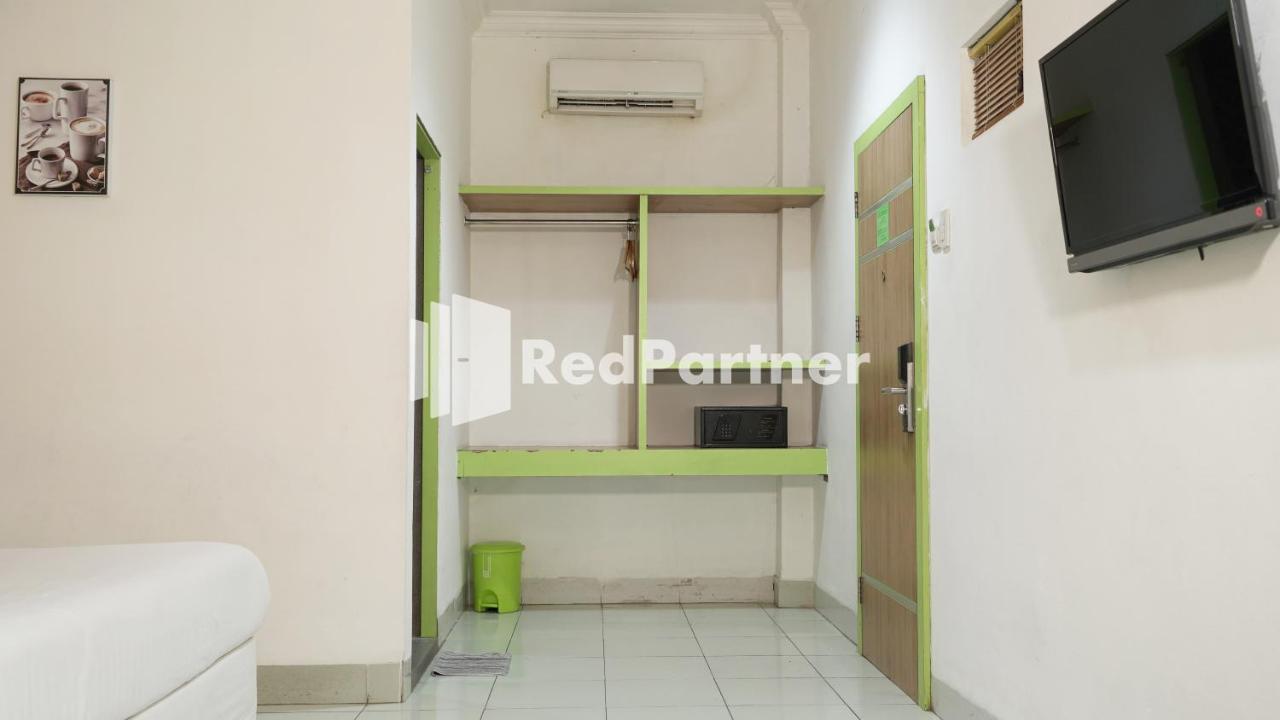 Wisma Sederhana Mitra Reddoorz Medan Exterior foto