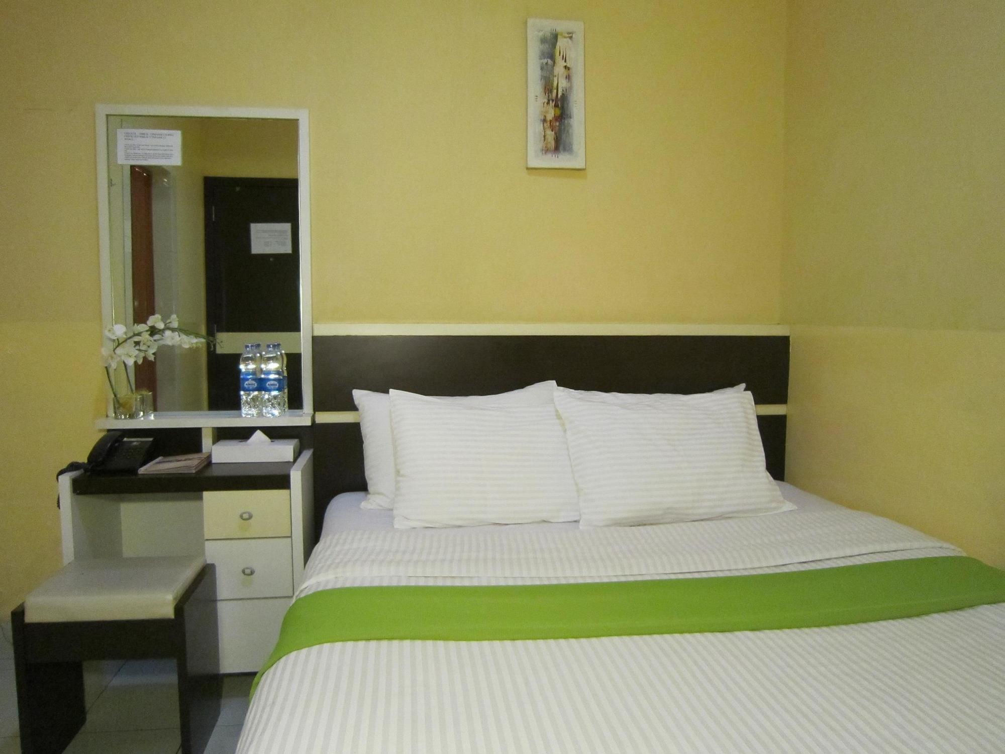 Wisma Sederhana Mitra Reddoorz Medan Exterior foto