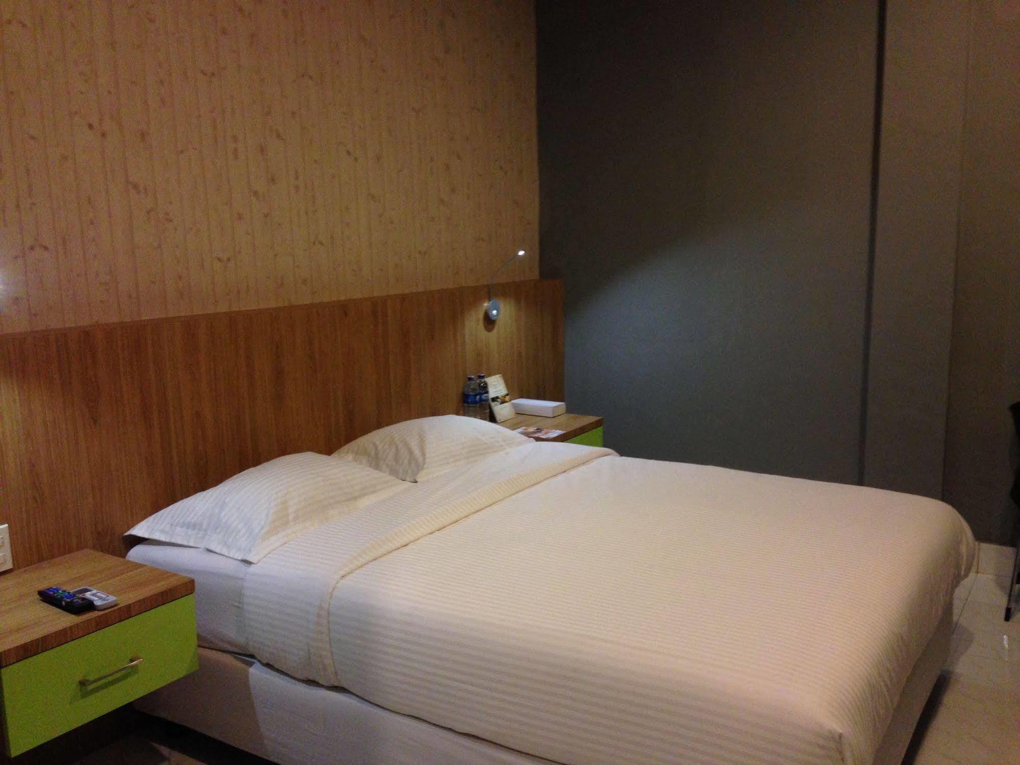 Wisma Sederhana Mitra Reddoorz Medan Exterior foto